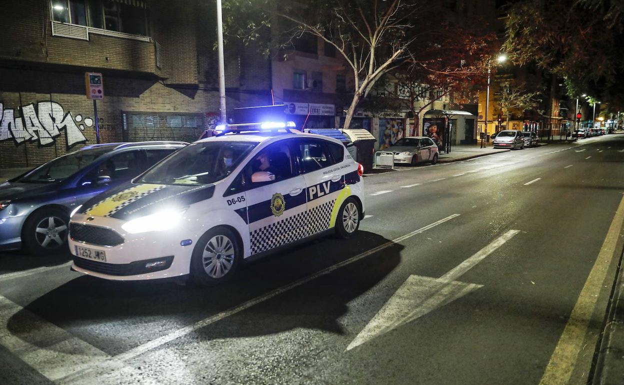 Un vehículo de la Policía Local vigila las calles de Valencia durante el toque de queda.