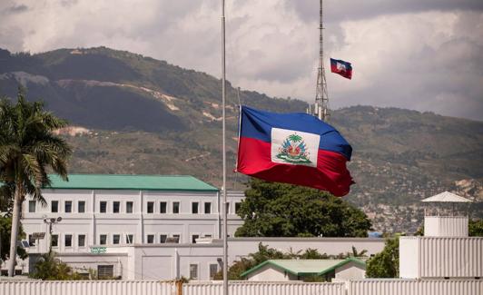 La bandera de Haití, este sábado a media asta en el Palacio Presidencial de Puerto Príncipe.