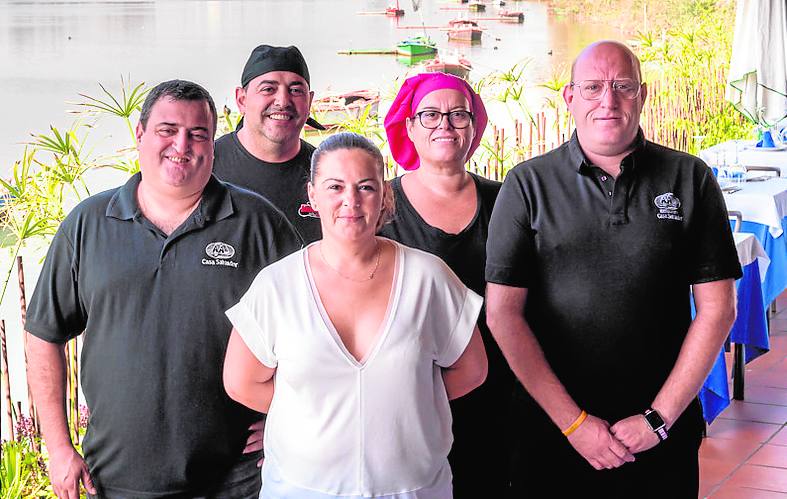 Equipo del restaurante Casa Salvador, un clásico en Cullera.