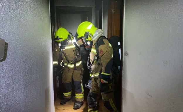 Imagen principal - Los bomberos desplegaron el vehículo escalera para acceder a la vivienda. 