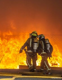 Imagen secundaria 2 - Imágenes del incendio originado esta tarde en la fábrica de caucho de San Vicente. 