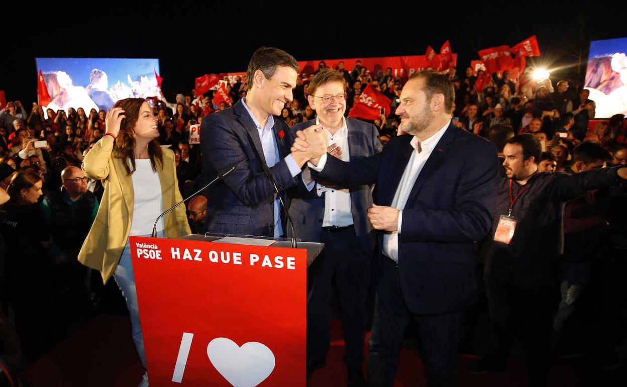 El presidente del Gobierno, Pedro Sánchez, junto a Ximo Puig y José Luis Ábalos, en 2019 