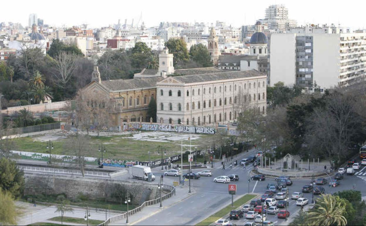 Nueva calle peatonal en Valencia | Valencia peatonaliza de forma provisional una calle sin salida donde «se acumulan los escombros»