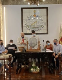 Imagen secundaria 2 - Isabel, viuda de Ramón Vilar, durante el homenaje, y asistentes al sorteo. 