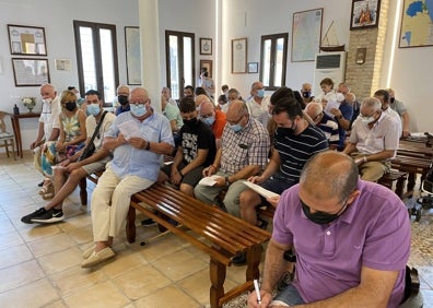 Imagen secundaria 1 - Isabel, viuda de Ramón Vilar, durante el homenaje, y asistentes al sorteo. 