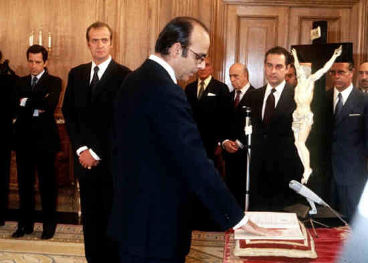 Fernando Abril Martorell, Ministro de Agricultura 1976-1977 y Ministro de Economía 1978-1989, jurando su cargo. Gobierno del UCD.