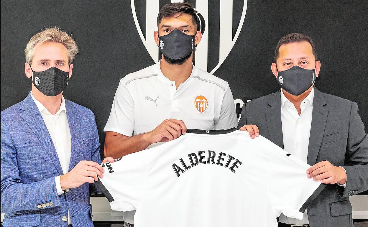 Corona, Murthy y Alderete posan con la camiseta del club