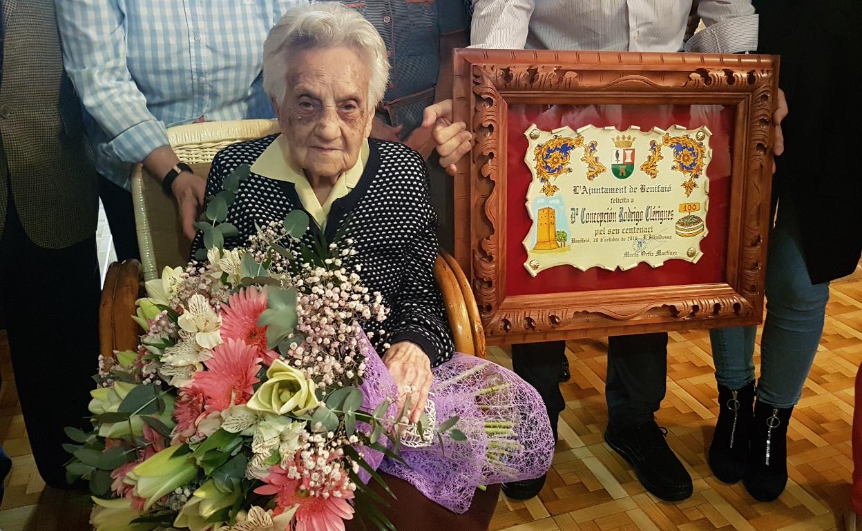 Concheta celebró su centenario en 2018 junto a su familia. 