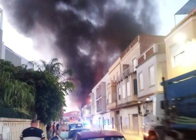 Imagen secundaria 1 - 30 desalojados por un incendio en un nave industrial en Beniarjó