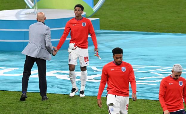 Duras críticas al gesto de algunos jugadores ingleses de quitarse la medalla nada más recibirla