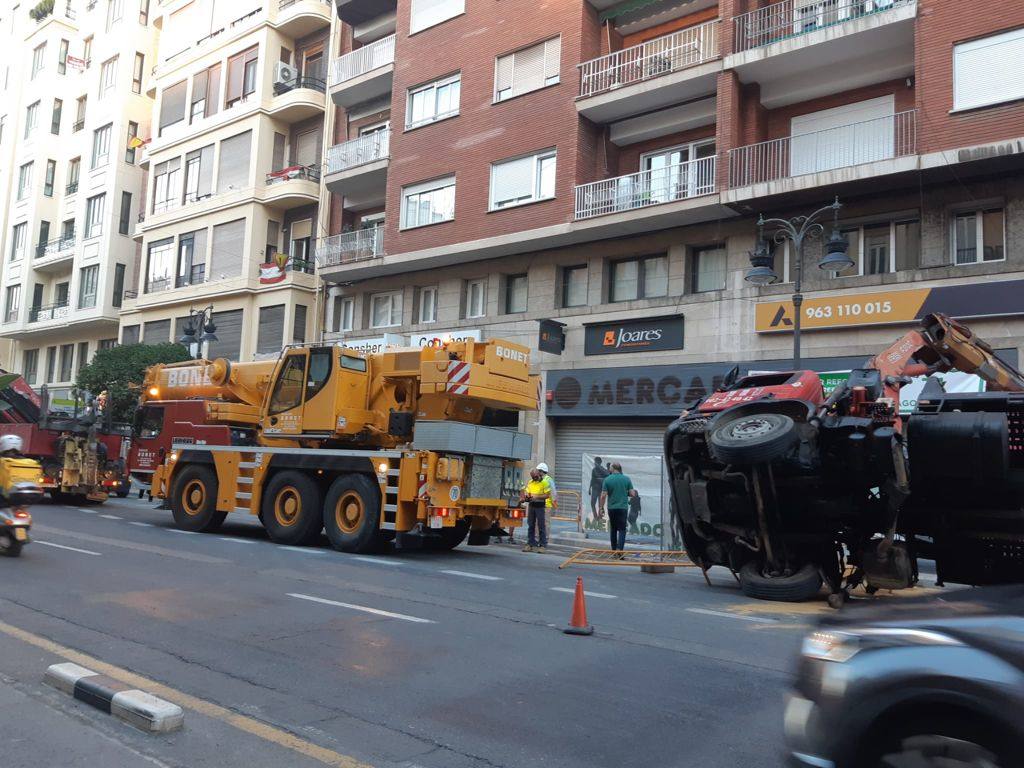 El vuelco de un camión ha obligado esta tarde a cerrar el tráfico la calle San Vicente de Valencia, entre San Agustín y la Plaza España, una de las zonas más concurridas del centro de la ciudad. Al parecer, el camión trabajaba en la instalación o retirada de un generador destinado a la reforma de un supermercado situado en la zona cuando ha carga se ha desnivelado y volcado.