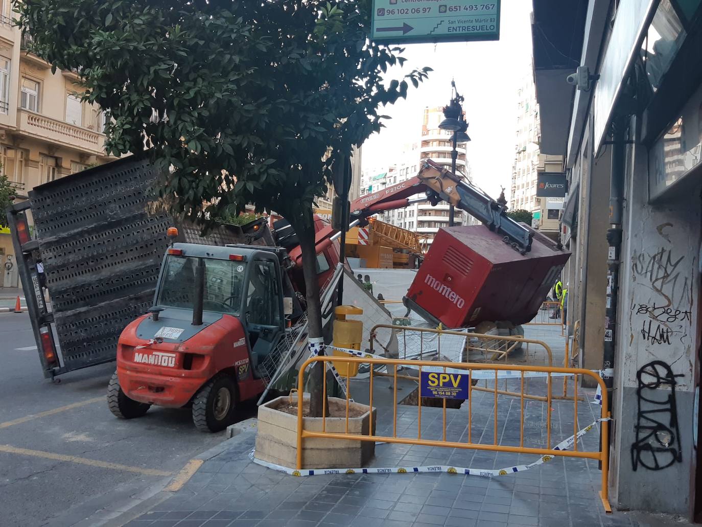 El vuelco de un camión ha obligado esta tarde a cerrar el tráfico la calle San Vicente de Valencia, entre San Agustín y la Plaza España, una de las zonas más concurridas del centro de la ciudad. Al parecer, el camión trabajaba en la instalación o retirada de un generador destinado a la reforma de un supermercado situado en la zona cuando ha carga se ha desnivelado y volcado.