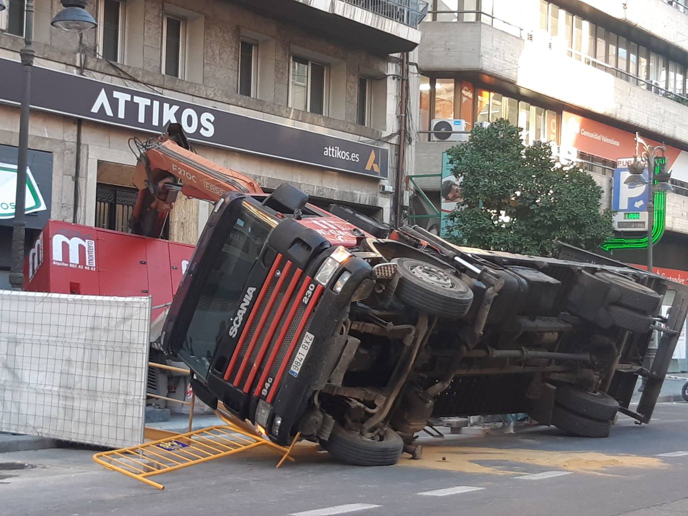 El vuelco de un camión ha obligado esta tarde a cerrar el tráfico la calle San Vicente de Valencia, entre San Agustín y la Plaza España, una de las zonas más concurridas del centro de la ciudad. Al parecer, el camión trabajaba en la instalación o retirada de un generador destinado a la reforma de un supermercado situado en la zona cuando ha carga se ha desnivelado y volcado.