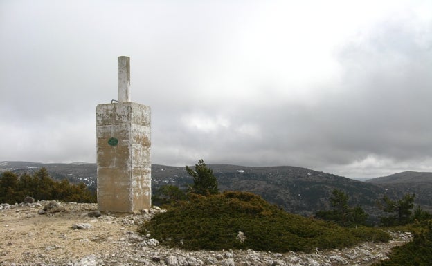 Imagen principal - El punto geodésico situado encima del pico más alto de la Comunitat Valenciana, el Alto de las Barracas. 