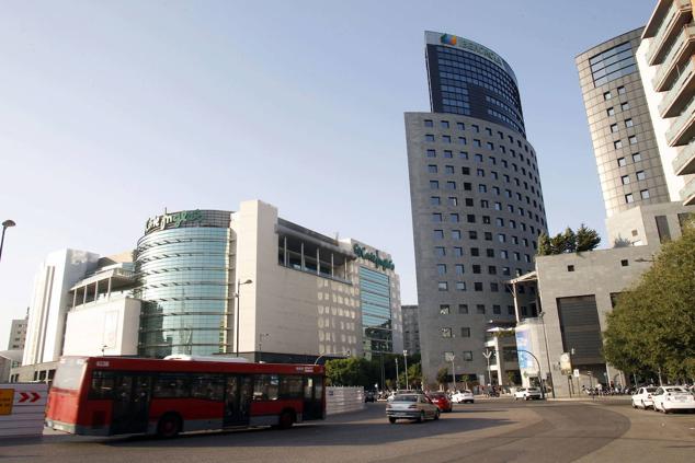 Centro Comercial Aqua, Valencia. Este edificio mide 95 metros de altura y se encuentra situado en paralelo al Corte Ingles de la Avenida de Francia.
