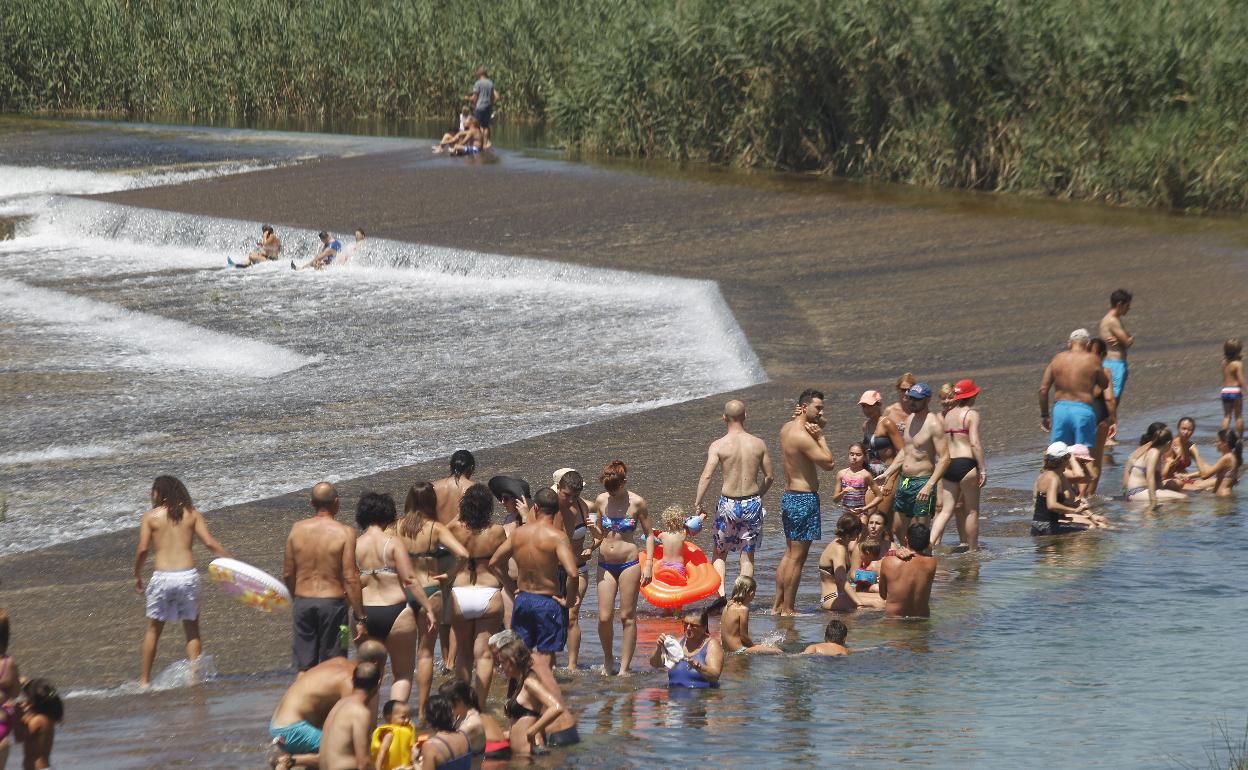 Bañistas durante un verano anterior en el azud de Antella. 