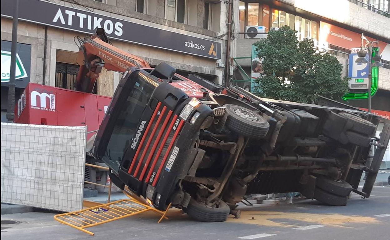 El camión volcado en la calle San Vicente de Valencia. 