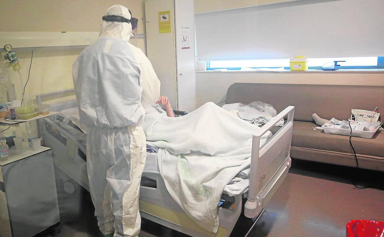 Personal sanitario atiende a un 