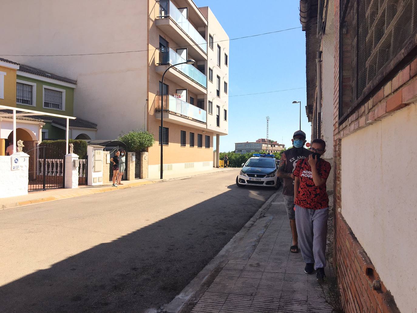 El incendio que ha arrasado un almacén de muebles en Beniarjó ha dañado, además, cuatro viviendas y un piso, todos recayentes a la calle Sant Enric de la población de la Safor.