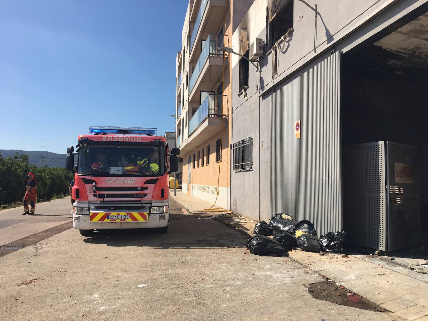 El incendio que ha arrasado un almacén de muebles en Beniarjó ha dañado, además, cuatro viviendas y un piso, todos recayentes a la calle Sant Enric de la población de la Safor.