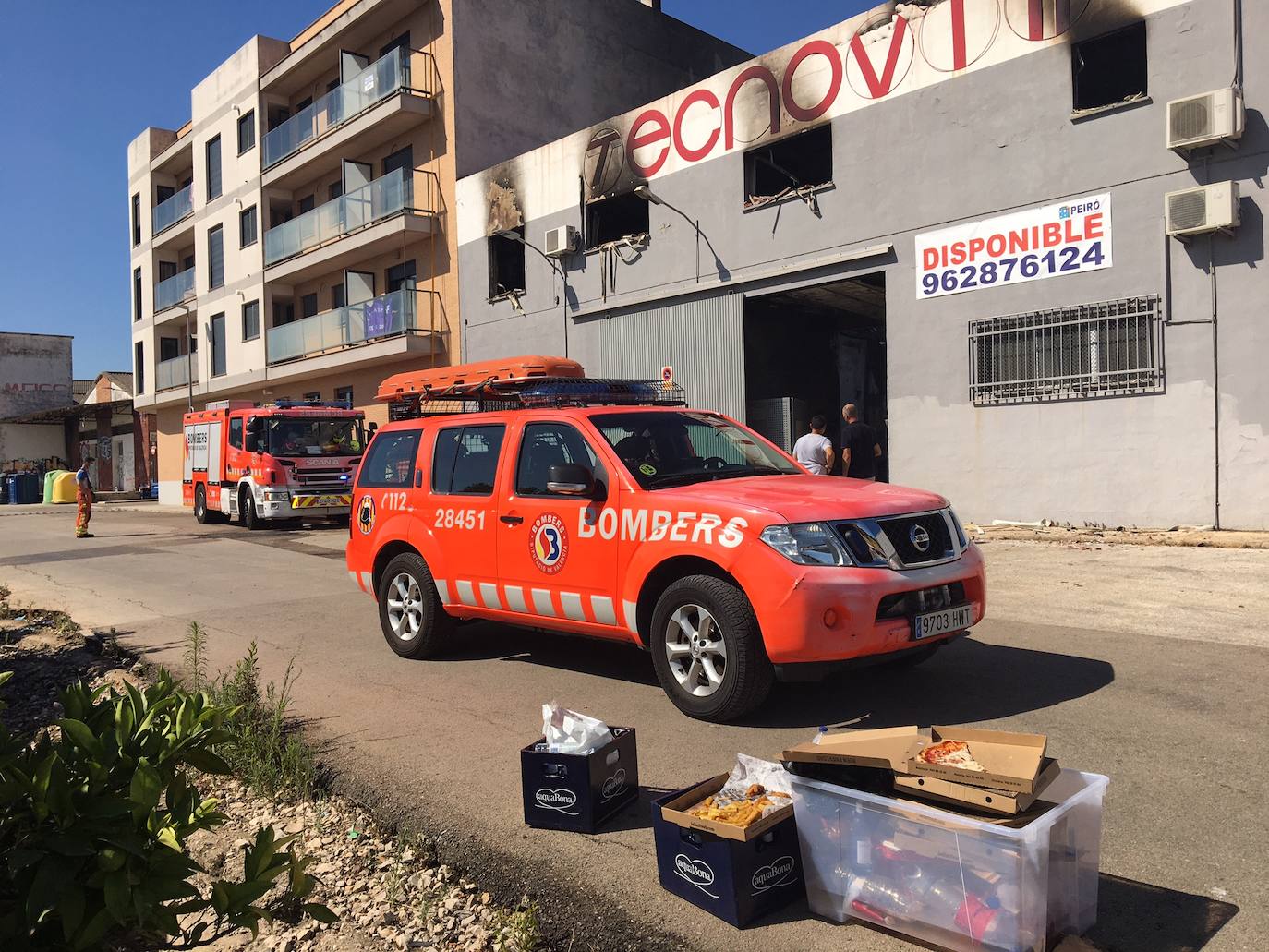 El incendio que ha arrasado un almacén de muebles en Beniarjó ha dañado, además, cuatro viviendas y un piso, todos recayentes a la calle Sant Enric de la población de la Safor.