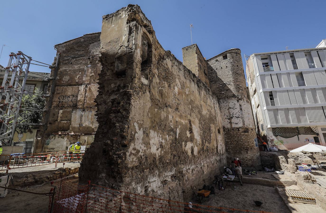 Restos humanos, en concreto de niños, han aparecido entre la muralla islámica de Valencia y la barbacana durante los trabajos de rehabilitación de la fortaleza. Estos hallazgos han sido inesperados; según apuntan los arqueólogos serían del siglo XIII y que corresponderían a la población musulmana. 