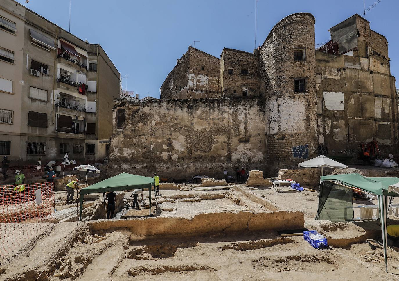 Restos humanos, en concreto de niños, han aparecido entre la muralla islámica de Valencia y la barbacana durante los trabajos de rehabilitación de la fortaleza. Estos hallazgos han sido inesperados; según apuntan los arqueólogos serían del siglo XIII y que corresponderían a la población musulmana. 