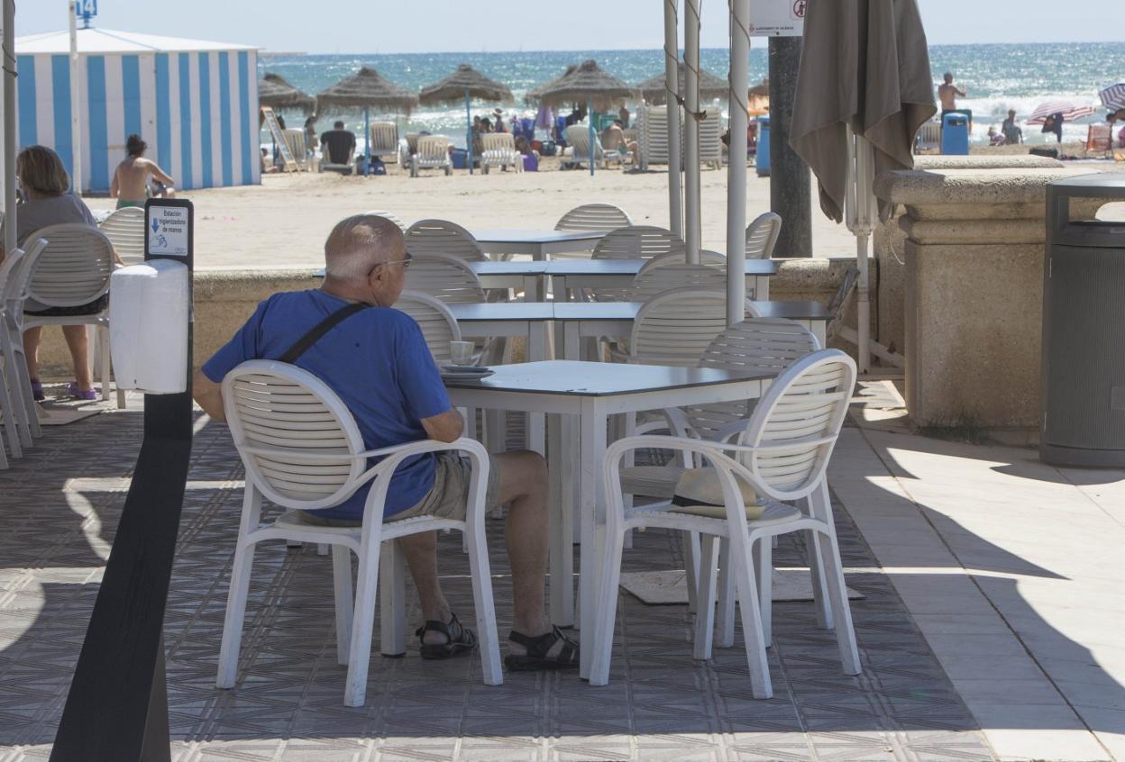 Varias mesas vacías, ayer, en una terraza de la playa de Valencia. damián torres