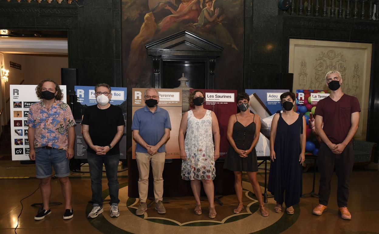 En el centro, Roberto García, Abel Guarinos y Raquel Tamarit junto a los creadores de las producciones valencianas que se verán en el Rialto. 