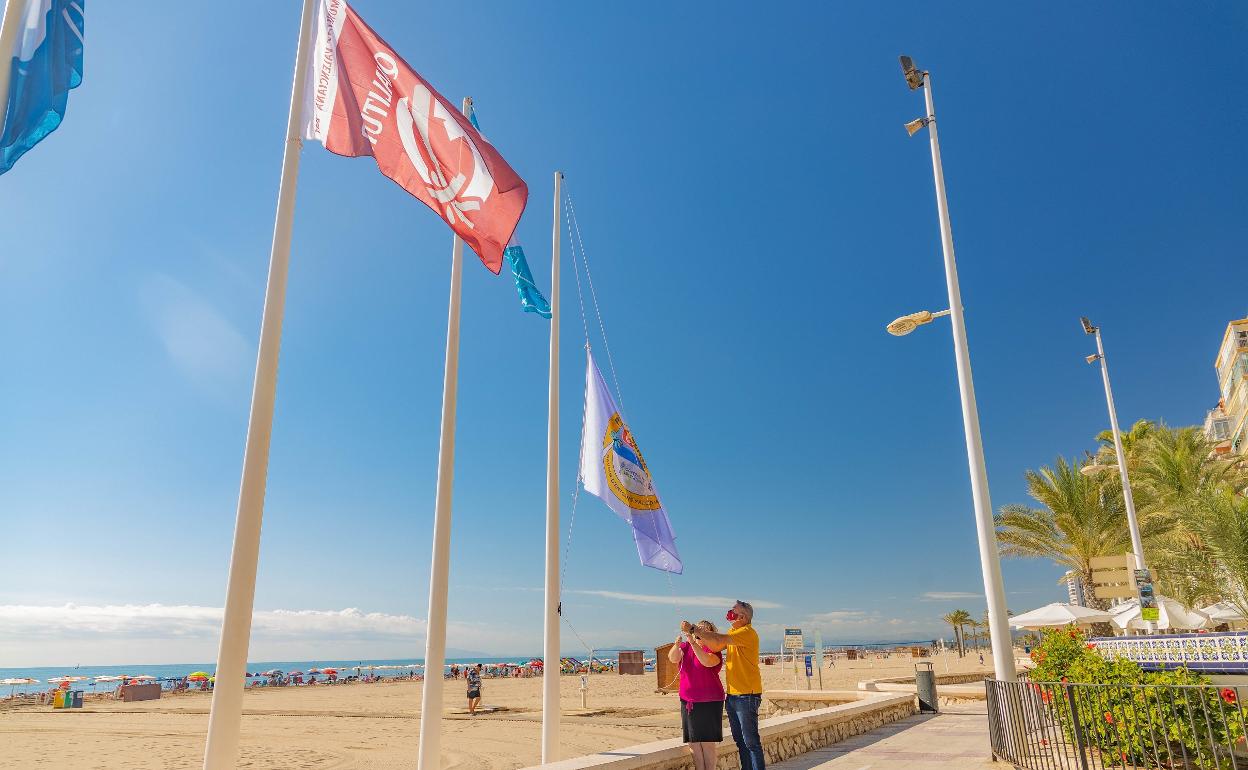 Cullera cuelga la bandera de playas libres de humo. 