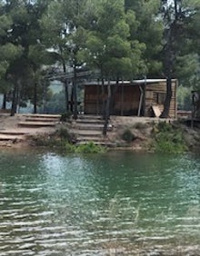 Imagen secundaria 2 - Arriba, visión panorámica del pantano de Benagéber. Abajo a la izquierda, el aliviadero de la presa. A la derecha, casa de madera situada en un pequeño islote del pantano. 