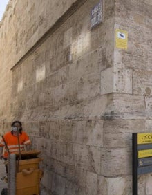 Imagen secundaria 2 - Cartel en las Reales Atarazanas, panel en el palacio de Cervelló y cartel en la Lonja. 