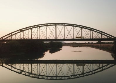 Imagen secundaria 1 - Arriba, dos personas en el coto de pesca de Fortaleny. Abajo a la izquierda, el puente de hierro Alfonso XIII. A la derecha, el río Júcar a su paso por Fortaleny. 