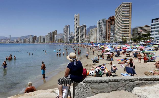 Turistas en una playa de Benidorm.