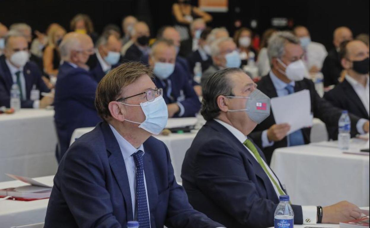 Ximo Puig durante la asamblea de la AVE.