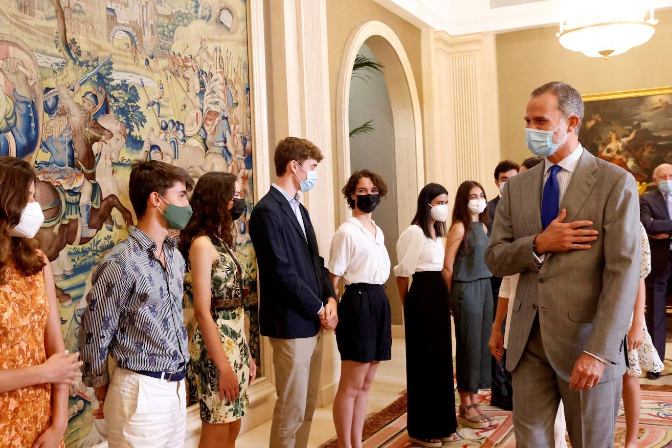 El miércoles, los Reyes, la princesa Leonor y la Infanta Sofía aisitieron a la audiencia al Patronato de la Fundación Comité Español de los Colegios del Mundo Unido, Patrocinadores de becas y alumnos de la promoción 2021-2023. La princesa leonor tuvo la oportunidad de conocer a algunos compañeros de promoción que estudiarán en la red de Colegios del Mundo Unido. 