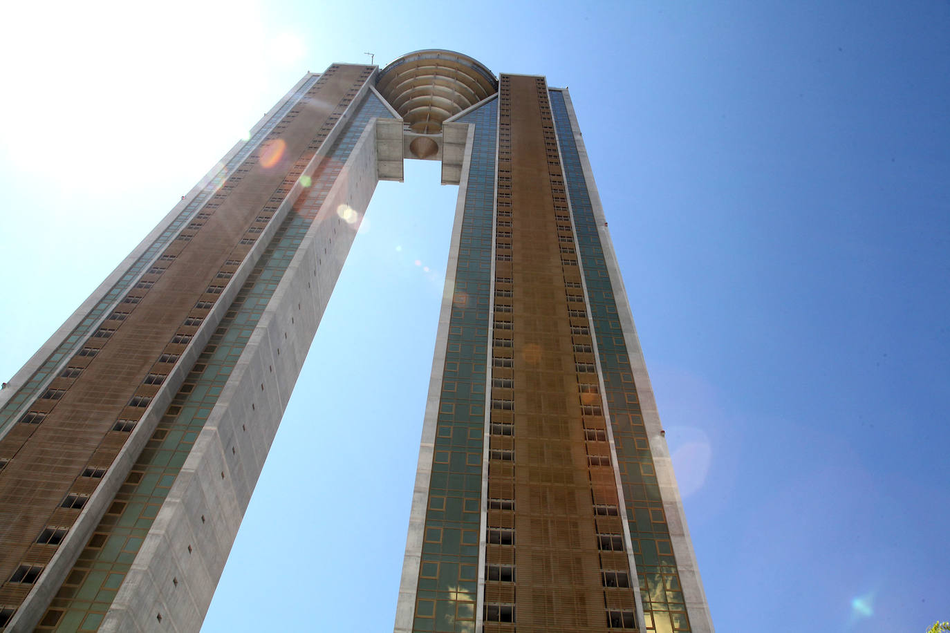 El Intempo es el rey de los rascacielos de Benidorm. El edificio es el residencial más alto de Europa, con dos torres de 198 metros cada una. Cuenta con 256 viviendas repartidas en un total de 45 plantas. Está coronado por un icónico diamante, comprendido entre las plantas 38 y 45, que alberga unas exclusivas viviendas totalmente exteriores de nivel superior. Su inauguración está prevista para el mes de septiembre. 