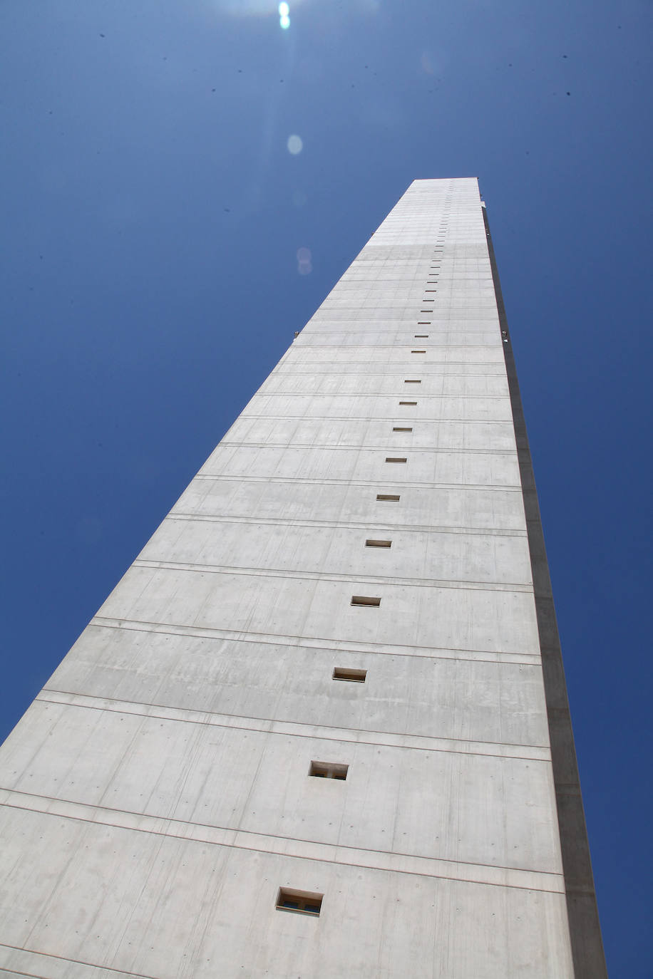 El Intempo es el rey de los rascacielos de Benidorm. El edificio es el residencial más alto de Europa, con dos torres de 198 metros cada una. Cuenta con 256 viviendas repartidas en un total de 45 plantas. Está coronado por un icónico diamante, comprendido entre las plantas 38 y 45, que alberga unas exclusivas viviendas totalmente exteriores de nivel superior. Su inauguración está prevista para el mes de septiembre. 