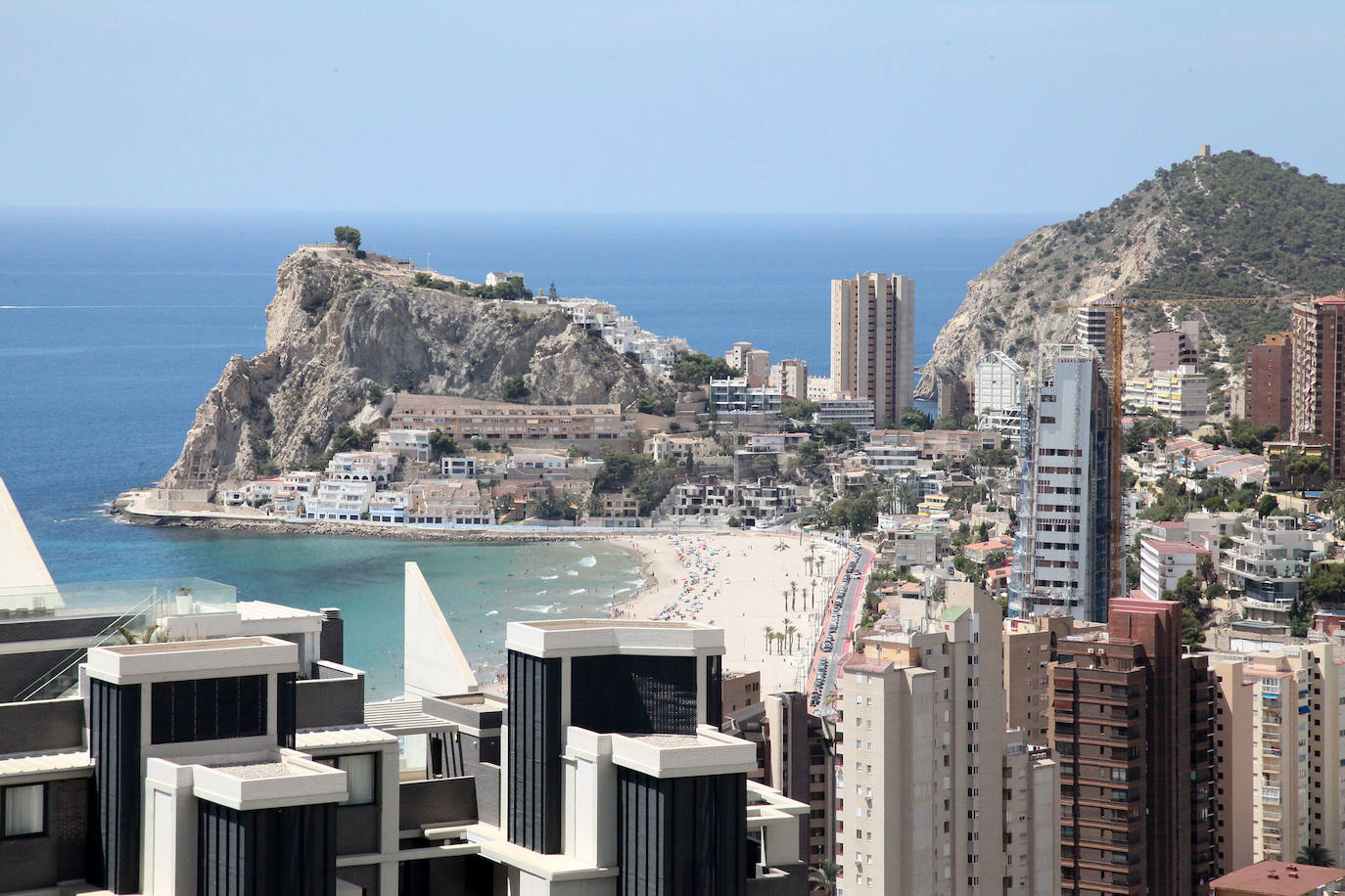 El Intempo es el rey de los rascacielos de Benidorm. El edificio es el residencial más alto de Europa, con dos torres de 198 metros cada una. Cuenta con 256 viviendas repartidas en un total de 45 plantas. Está coronado por un icónico diamante, comprendido entre las plantas 38 y 45, que alberga unas exclusivas viviendas totalmente exteriores de nivel superior. Su inauguración está prevista para el mes de septiembre. 