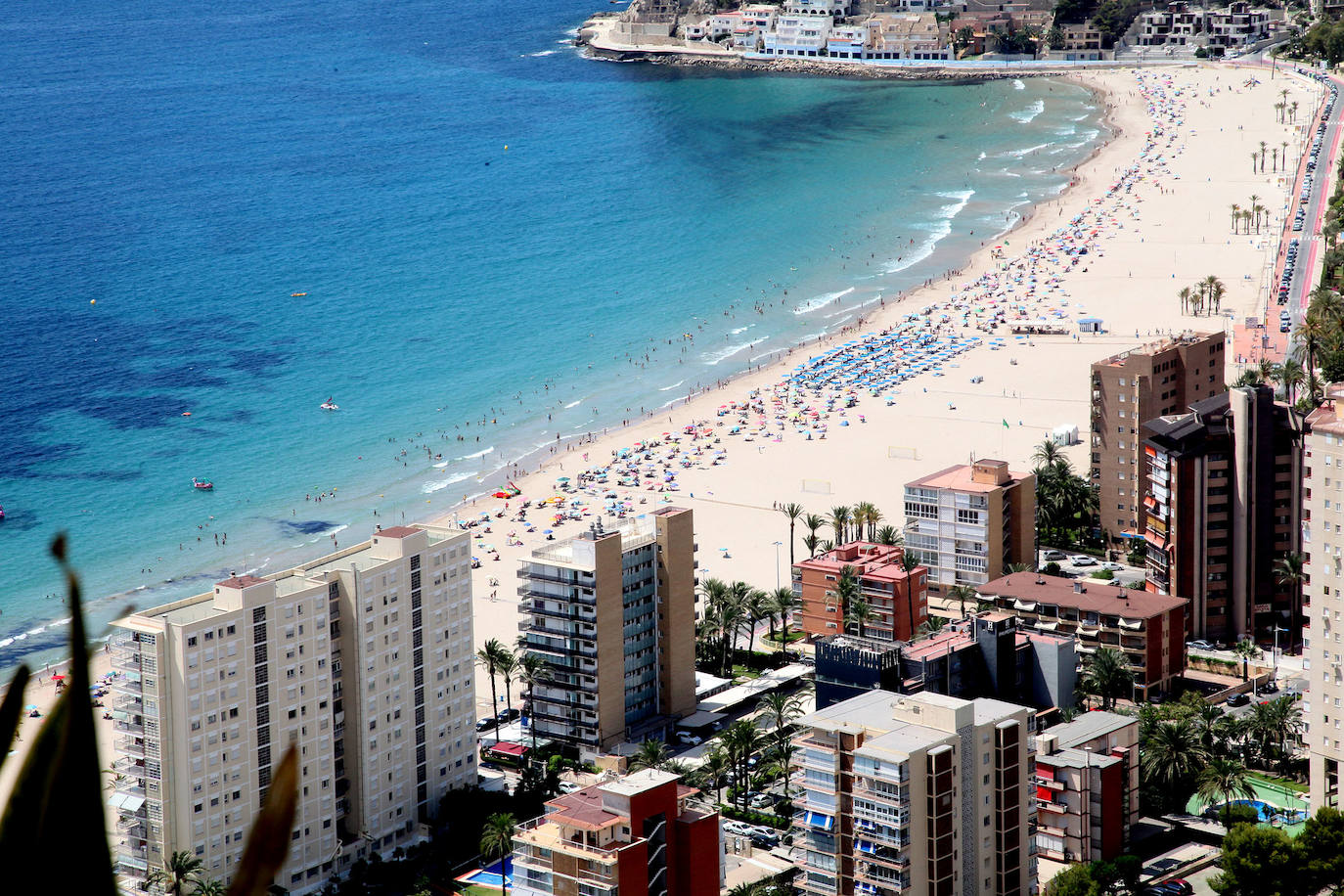 El Intempo es el rey de los rascacielos de Benidorm. El edificio es el residencial más alto de Europa, con dos torres de 198 metros cada una. Cuenta con 256 viviendas repartidas en un total de 45 plantas. Está coronado por un icónico diamante, comprendido entre las plantas 38 y 45, que alberga unas exclusivas viviendas totalmente exteriores de nivel superior. Su inauguración está prevista para el mes de septiembre. 