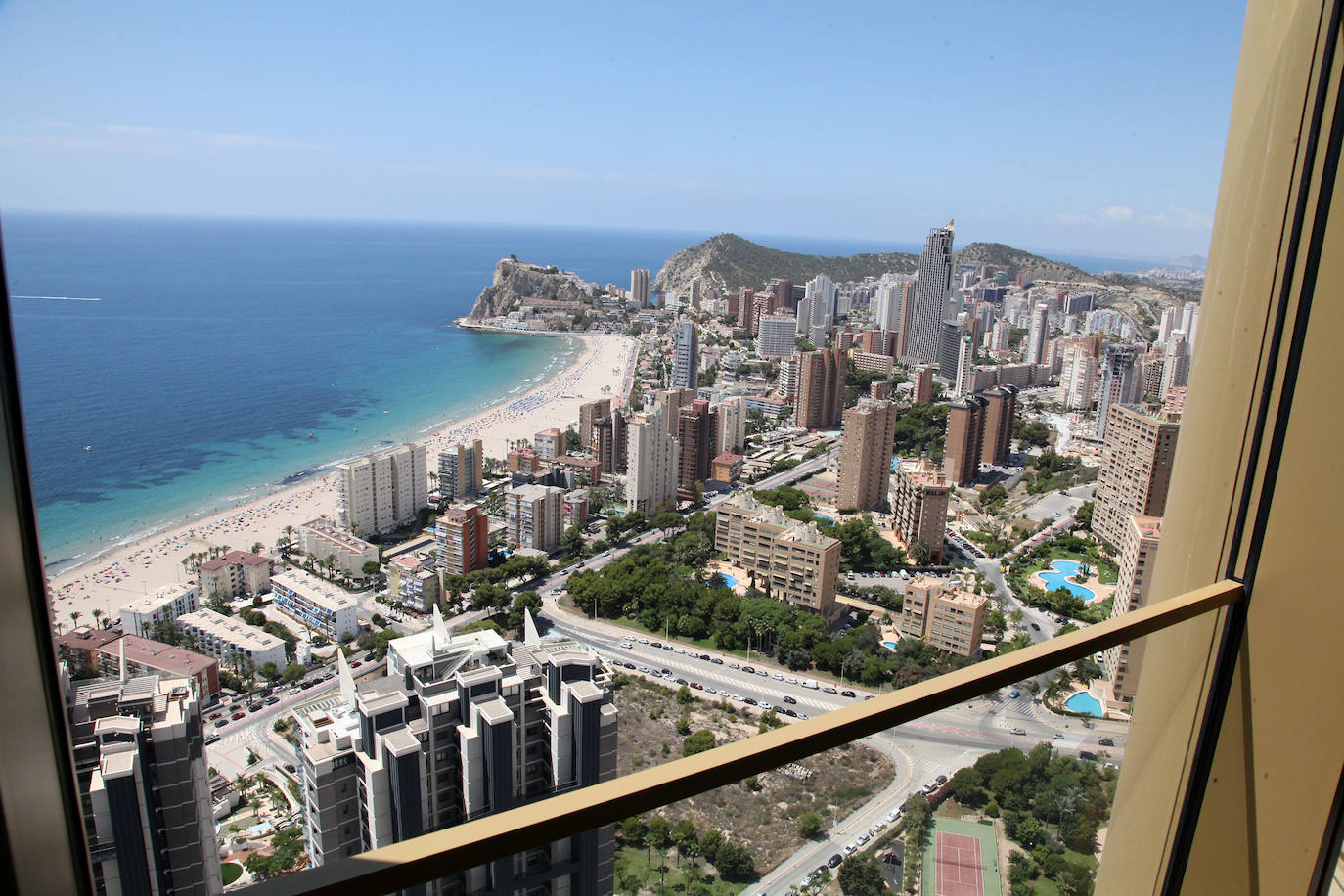 El Intempo es el rey de los rascacielos de Benidorm. El edificio es el residencial más alto de Europa, con dos torres de 198 metros cada una. Cuenta con 256 viviendas repartidas en un total de 45 plantas. Está coronado por un icónico diamante, comprendido entre las plantas 38 y 45, que alberga unas exclusivas viviendas totalmente exteriores de nivel superior. Su inauguración está prevista para el mes de septiembre. 