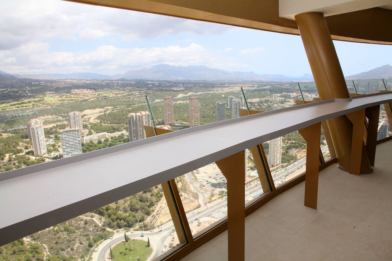 El Intempo es el rey de los rascacielos de Benidorm. El edificio es el residencial más alto de Europa, con dos torres de 198 metros cada una. Cuenta con 256 viviendas repartidas en un total de 45 plantas. Está coronado por un icónico diamante, comprendido entre las plantas 38 y 45 , que alberga unas exclusivas viviendas totalmente exteriores de nivel superior. 