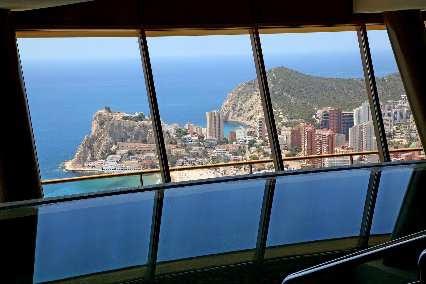 El Intempo es el rey de los rascacielos de Benidorm. El edificio es el residencial más alto de Europa, con dos torres de 198 metros cada una. Cuenta con 256 viviendas repartidas en un total de 45 plantas. Está coronado por un icónico diamante, comprendido entre las plantas 38 y 45 , que alberga unas exclusivas viviendas totalmente exteriores de nivel superior. 