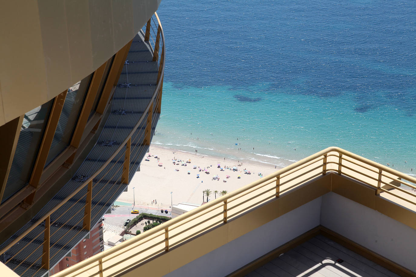 El Intempo es el rey de los rascacielos de Benidorm. El edificio es el residencial más alto de Europa, con dos torres de 198 metros cada una. Cuenta con 256 viviendas repartidas en un total de 45 plantas. Está coronado por un icónico diamante, comprendido entre las plantas 38 y 45 , que alberga unas exclusivas viviendas totalmente exteriores de nivel superior. 