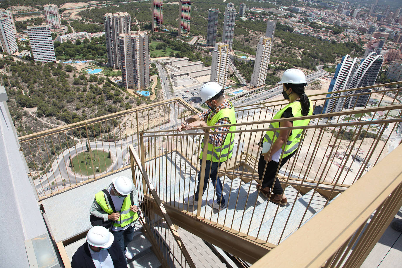 El Intempo es el rey de los rascacielos de Benidorm. El edificio es el residencial más alto de Europa, con dos torres de 198 metros cada una. Cuenta con 256 viviendas repartidas en un total de 45 plantas. Está coronado por un icónico diamante, comprendido entre las plantas 38 y 45 , que alberga unas exclusivas viviendas totalmente exteriores de nivel superior. 