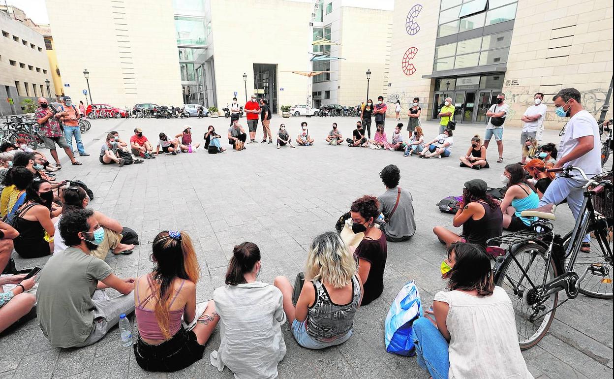 El medio centenar de profesionales de las artes escénicas valencianas, ayer, en la asamblea que celebraron. 