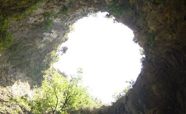 Entrada del Avenc Ample desde el interior de la sima. 