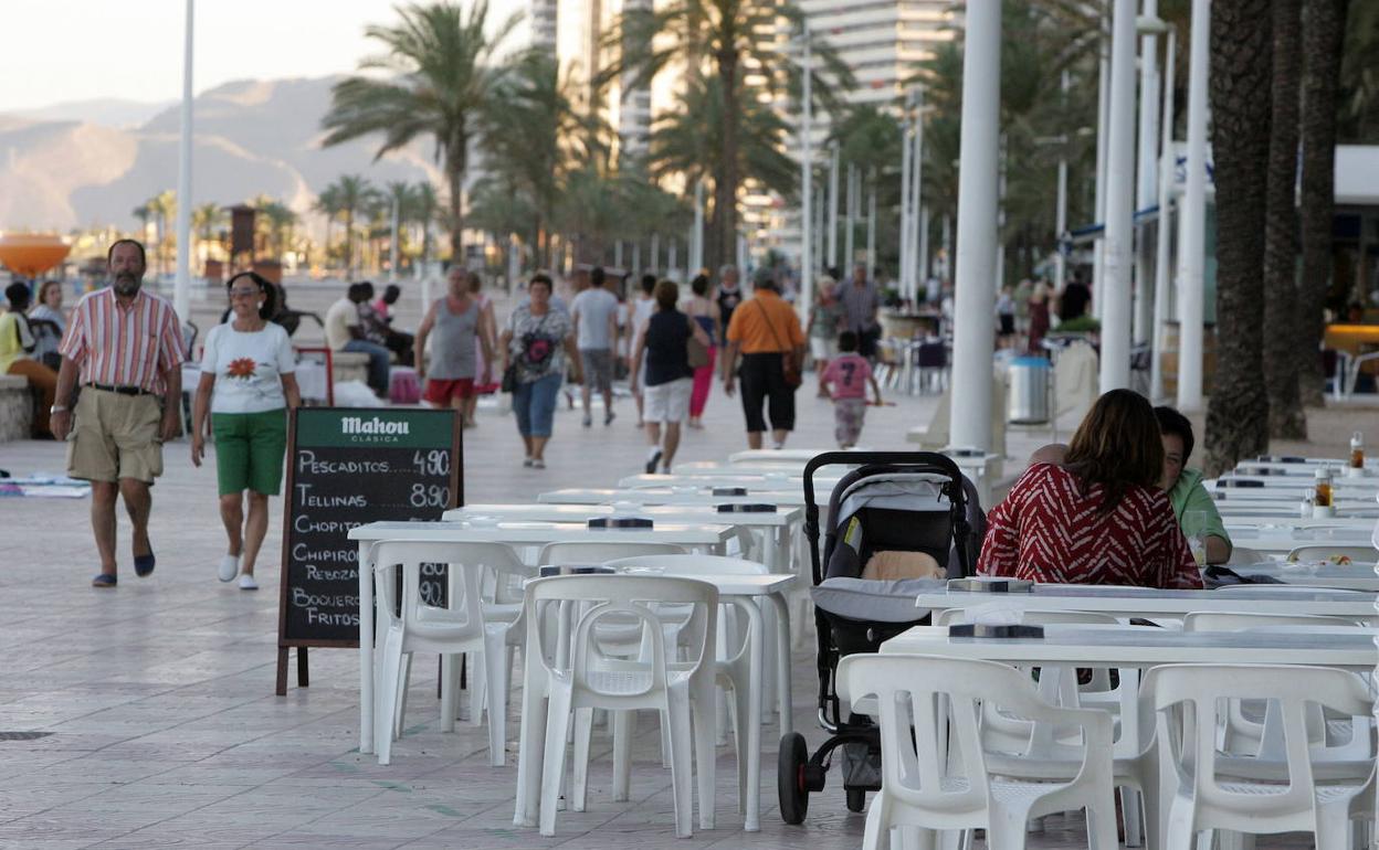 Terrazas en el paseo de Cullera.