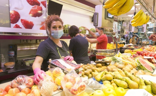 El Mercado Central de Valencia cuenta con puestos con productos de temporada. 