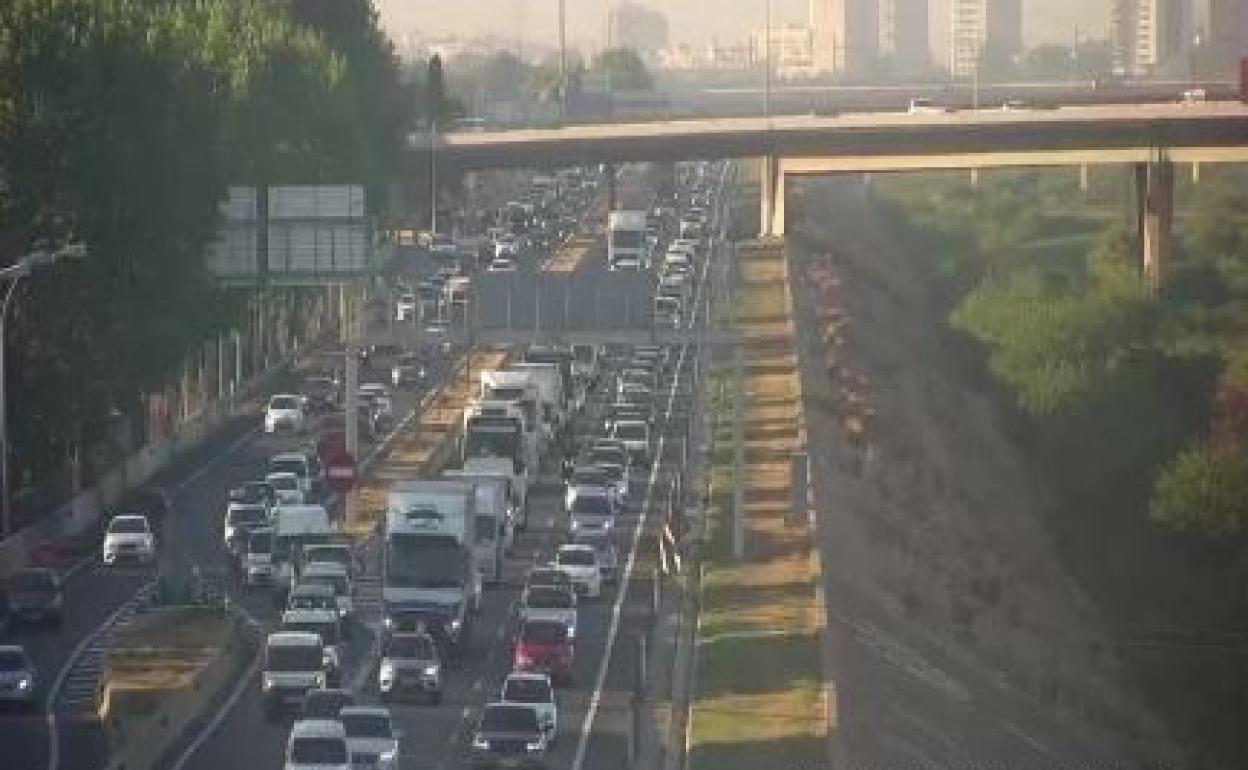 Congestión este viernes en la V-30, visto por las cámaras de la DGT.